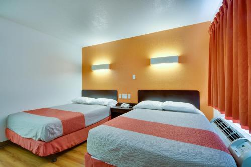 Ένα ή περισσότερα κρεβάτια σε δωμάτιο στο Avera Suites