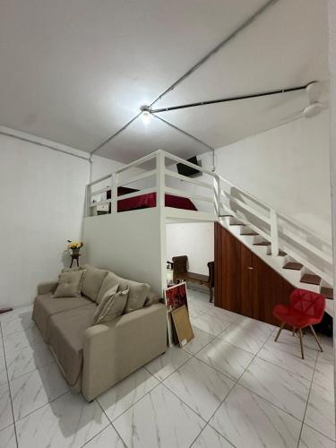 尤西德福拉Apartamento lindo e maravilhoso na Rua Santa Rita centro de Juiz de Fora的带沙发和双层床的客厅