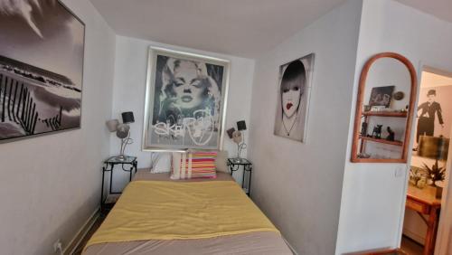 ルヴァロワ・ペレにある5 minute Eiffel tour and Louvre meysm ,aewsome appartement 2 bed , center ,gorgeous placeのベッドルーム1室(ベッド1台付)が備わります。壁には絵画が飾られています。