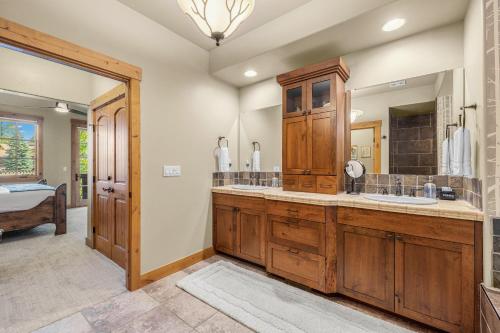 a bathroom with two sinks and a large mirror at Ravenswood- Lake views- downtown greystone with air conditioning in McCall