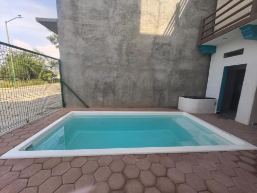 une piscine dans l'arrière-cour d'une maison dans l'établissement Posada Coral, à Santa Cruz Huatulco