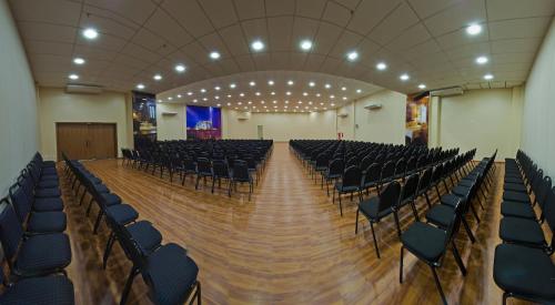 an empty hall with chairs and a wooden floor at Arrey Gran Hotel in Teresina