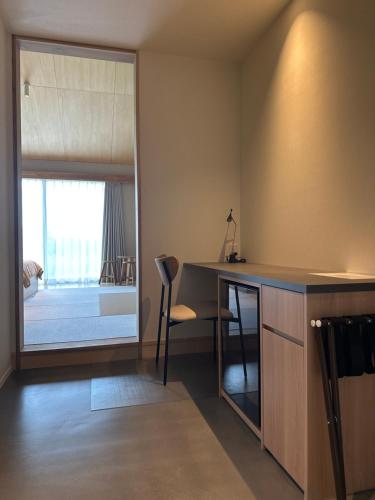 een thuiskantoor met een bureau en een raam bij 2R Yakushima in Yakushima