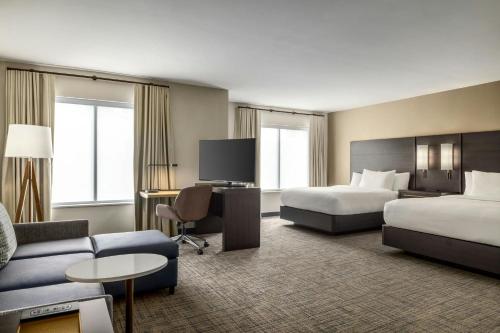 una habitación de hotel con dos camas y un sofá en Residence Inn Richmond Airport, en Sandston