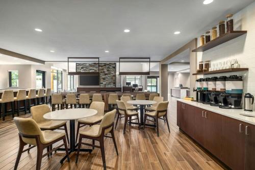 Kuchyň nebo kuchyňský kout v ubytování Residence Inn Richmond Airport