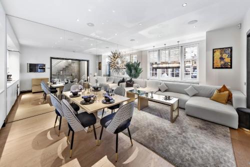 a living room with a couch and a table and chairs at Luxury Villa by Hyde Park in London