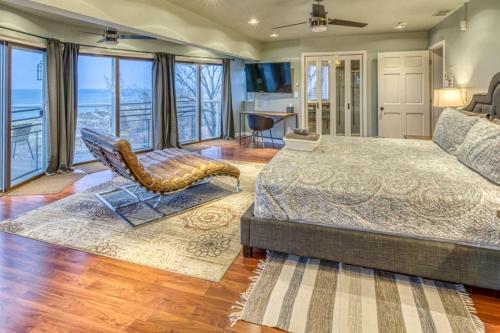 une chambre avec un lit, un canapé et une chaise dans l'établissement Incredible Lakefront Villa with Gorgeus Sights and Fireplace in Gary, Indiana, à Miller