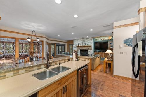 Кухня или мини-кухня в Chateaux DuMont 2723
