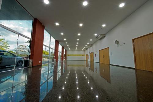 an empty hallway with a car parked in a building at Arrey Gran Hotel in Teresina