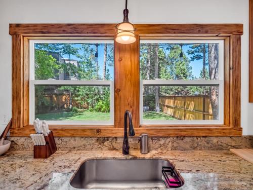 eine Küche mit zwei Fenstern und einer Spüle in der Unterkunft Tahoe Classic Cabin Near the Beach in Stateline