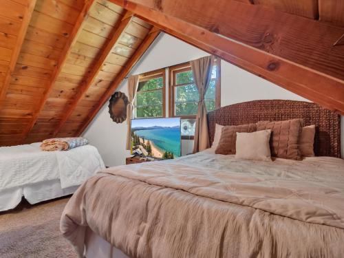 ein Schlafzimmer mit einem Bett und einem großen Fenster in der Unterkunft Tahoe Classic Cabin Near the Beach in Stateline