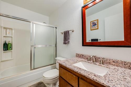 Ένα μπάνιο στο Quaking Aspen Condo