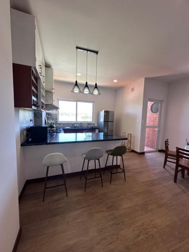 Una cocina o zona de cocina en Acogedor departamento de 2 dormitorios