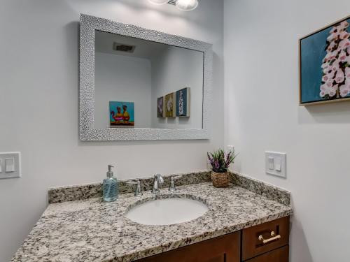 ein Badezimmer mit Waschbecken und Spiegel in der Unterkunft Crawford Coastal in Savannah