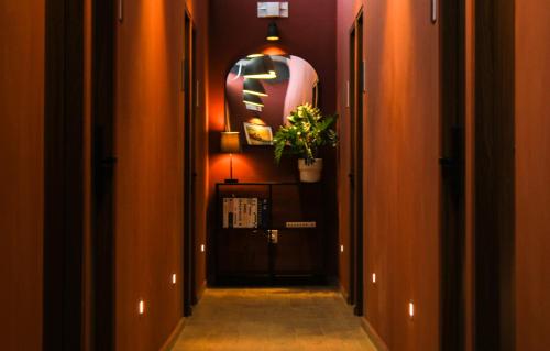 a hallway leading to a room with a plant at Urban Beds Expo Guadalajara in Guadalajara