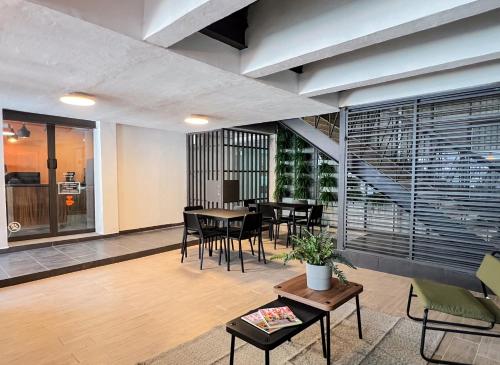 a living room with a table and chairs at Urban Beds Expo Guadalajara in Guadalajara