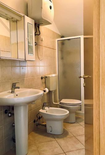 Vonios kambarys apgyvendinimo įstaigoje Flat 4U