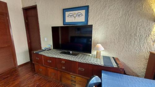 a flat screen tv sitting on top of a dresser at Habitación amplia cerca de Andares in Guadalajara