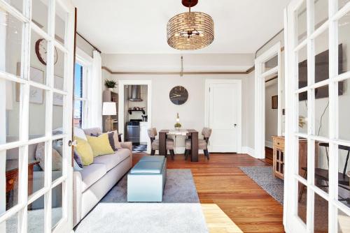 una sala de estar con un sofá y una mesa en Downtown at the Derenne, en Savannah