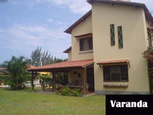 a large house with a yard in front of it at Casa em Cabo Frio com Piscina e Acesso a Praia in Tamoios