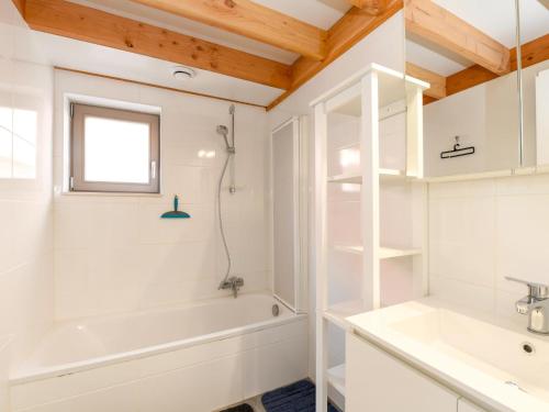 Un baño con ducha, bañera y lavabo. en Westhinder II H54, en Koksijde