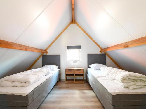 2 camas en una habitación con mesa en Westhinder II H54, en Koksijde