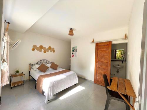 パロミノにあるAptos Villamar Palominoのベッドと木製のテーブルのある寝室