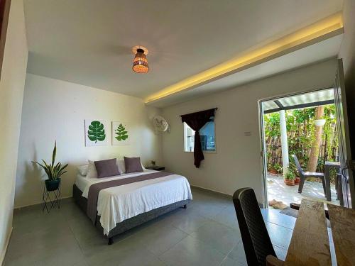 パロミノにあるAptos Villamar Palominoのベッドとガラスの引き戸のある寝室