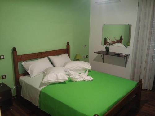 En eller flere senge i et værelse på Villa Kefali