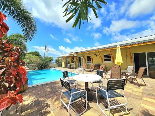 Gloria's Retreat 3Bed 4Bath AC Pool WiFi BBQ