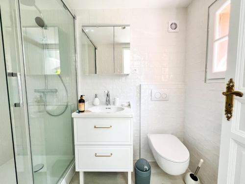 Ένα μπάνιο στο Dreamy holiday home with garden