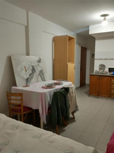 een kamer met een tafel met een tafelkleed erop bij Quince 45 in La Plata