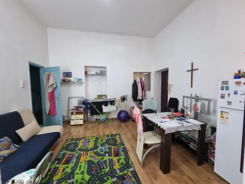 salon ze stołem i lodówką w obiekcie Spavaca soba s zajednickim kupatilom Ja spavam u prolaznoj dnevnoj sobi w Belgradzie