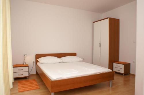 Apartments by the sea Stanici, Omis - 2763