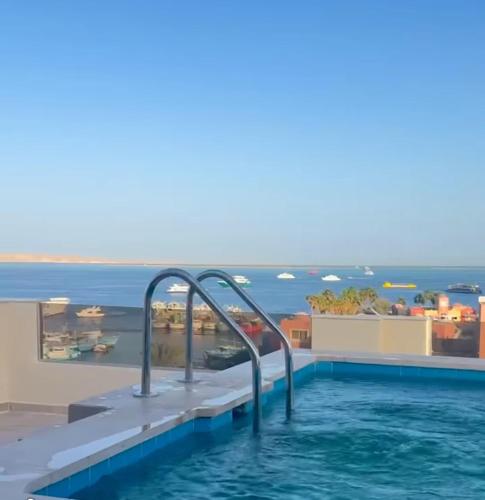 شقة فندقية امام المارينا 3 غرف 5 سراير