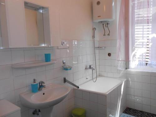 een witte badkamer met een wastafel en een spiegel bij Apartments with parking space Lastovo - 8322 in Lastovo