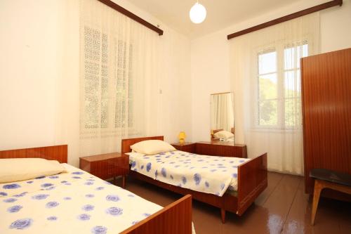 een slaapkamer met twee bedden en een raam bij Apartments with parking space Lastovo - 8322 in Lastovo