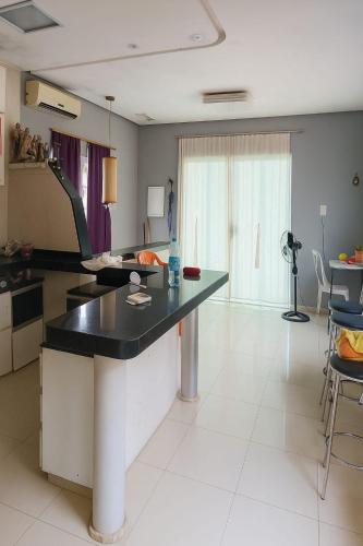 une cuisine avec un comptoir noir dans une pièce dans l'établissement AP disponível para aluguel, à Belém