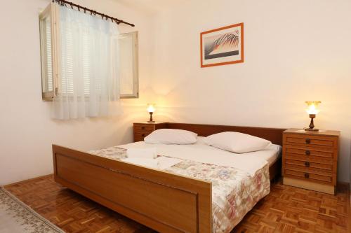 Ένα ή περισσότερα κρεβάτια σε δωμάτιο στο Apartments with parking space Orebic, Peljesac - 10202