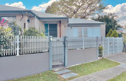 een wit hek voor een huis bij Salisbury Suburban Escape in Brisbane