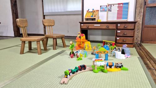 una habitación con juguetes en el suelo y un escritorio en 貸切古民家 海まで徒歩3分 富士山の見える海岸 最大14名宿泊 家族親戚 帰省 合宿 BBQ Japanese ミクソロジーハウスふじや Mixology House Fujiya, en Shizuoka