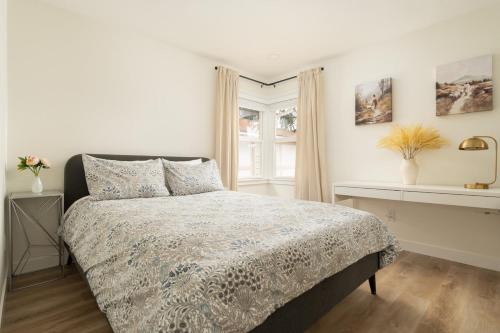 una camera da letto bianca con un letto e una finestra di Modern Nest - Cozy & Free Parking a Edgewood