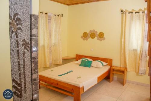 een slaapkamer met een bed in een kamer bij Kambana Résidence in Ranomafana