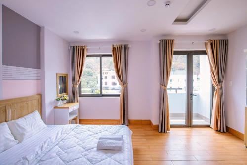 Postel nebo postele na pokoji v ubytování Khách sạn Hương Giang