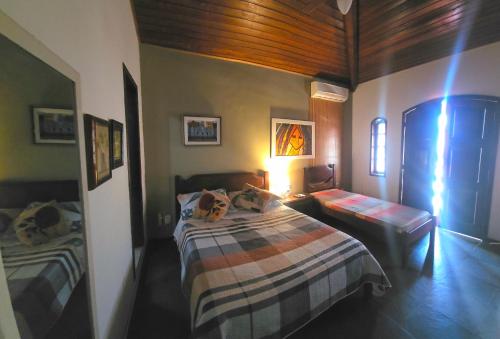 阿拉亚尔-杜卡布Encantos do mar的卧室里有一张床和一把椅子