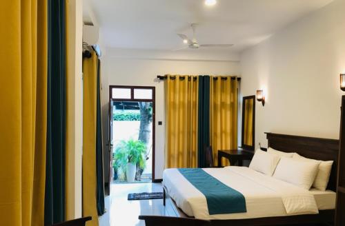 Ένα ή περισσότερα κρεβάτια σε δωμάτιο στο Aqua Shade Family Apartment -Weligama