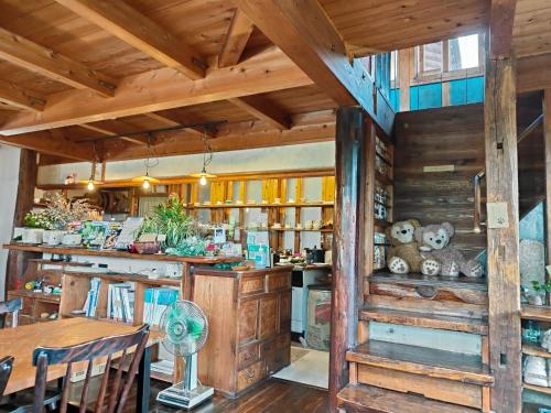 una cucina con pareti in legno e tavolo con sedie di Nikko - House - Vacation STAY 38699v a Ōsawa