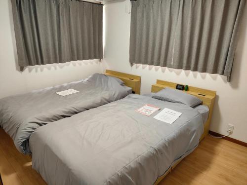 due letti uno accanto all'altro in una stanza di Nikko - House - Vacation STAY 38699v a Ōsawa