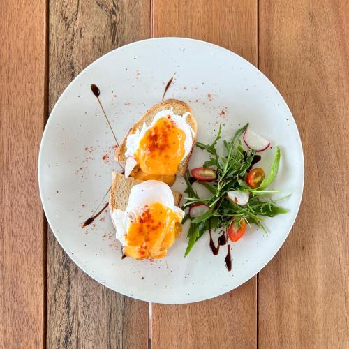 een bord met eieren en groenten op tafel bij Abode Boutique Resort - Hua Hin in Hua Hin