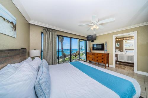 une chambre avec un grand lit avec vue sur l'océan dans l'établissement Ocean Vista Penthouse 2, à San Diego